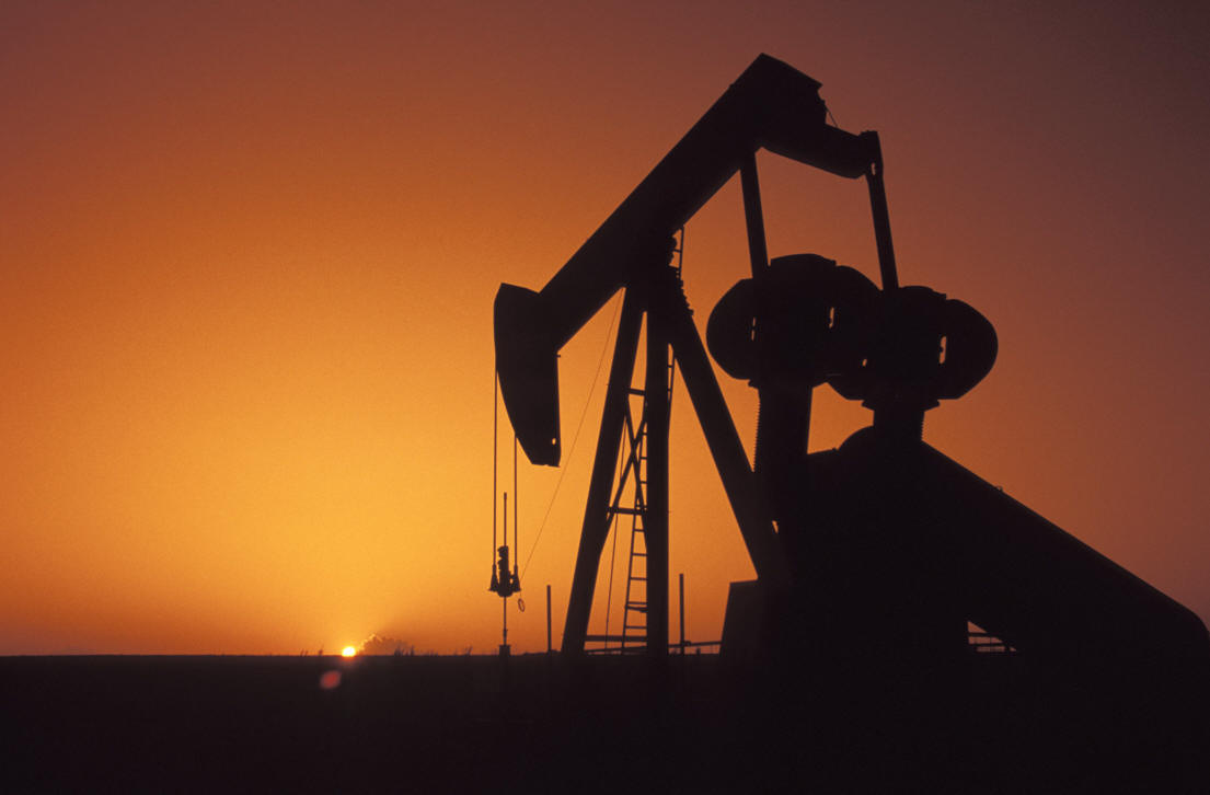После сокращения буровых установок в США цены на нефть в понедельник начали расти